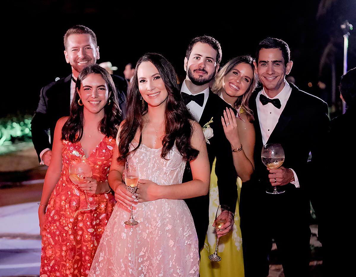 Los novios con John Atkinson, Lourdes Bolaños, Flavia y Christian Chamorro