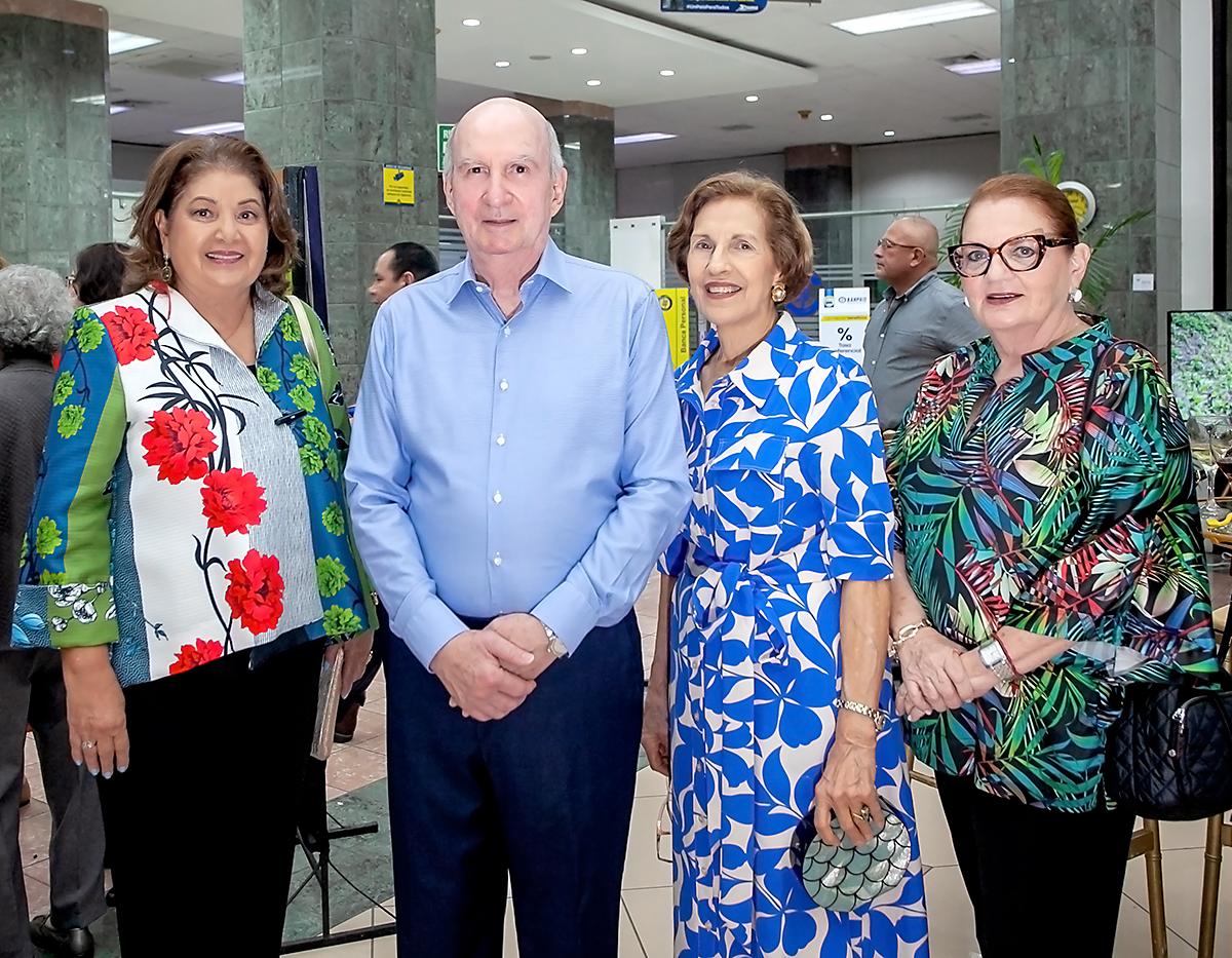 Leticia Morales, Elías y Emely Canahuati con Kalene Padilla.