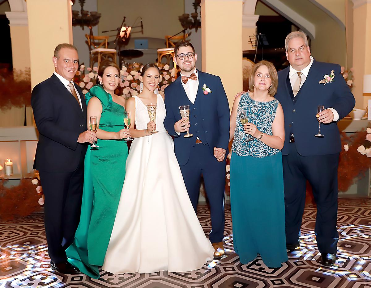 Durante el brindis los novios acompañados de sus progenitores: Rafael y Rosalpina Aguirre; Ana y José Antonio Lacayo