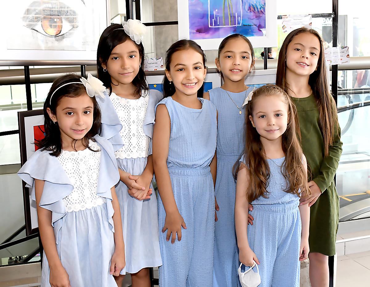 Maria Belen ,Maria Daniela Garcia, Valentina Sofía y Maria Paula Salas con Adriana de Jesús 