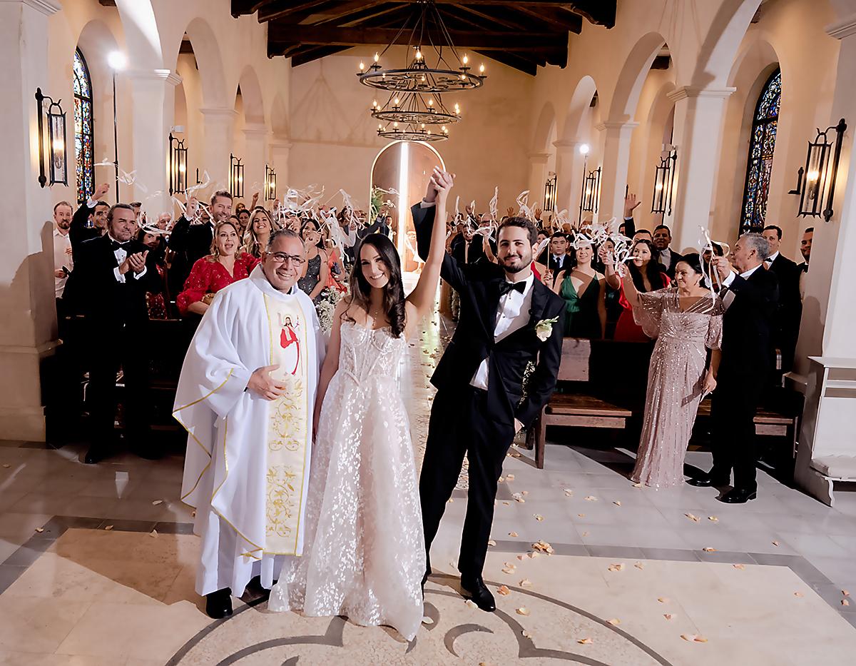 Los novios junto al sacerdote que bendijo su matrimonio