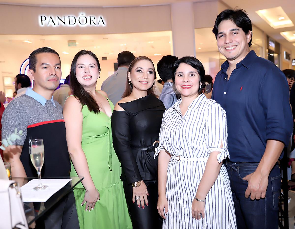 Tirso Rubio, Ana Boquín, Sandra Noguera, Denisse Cruz y Ludwig Frech.