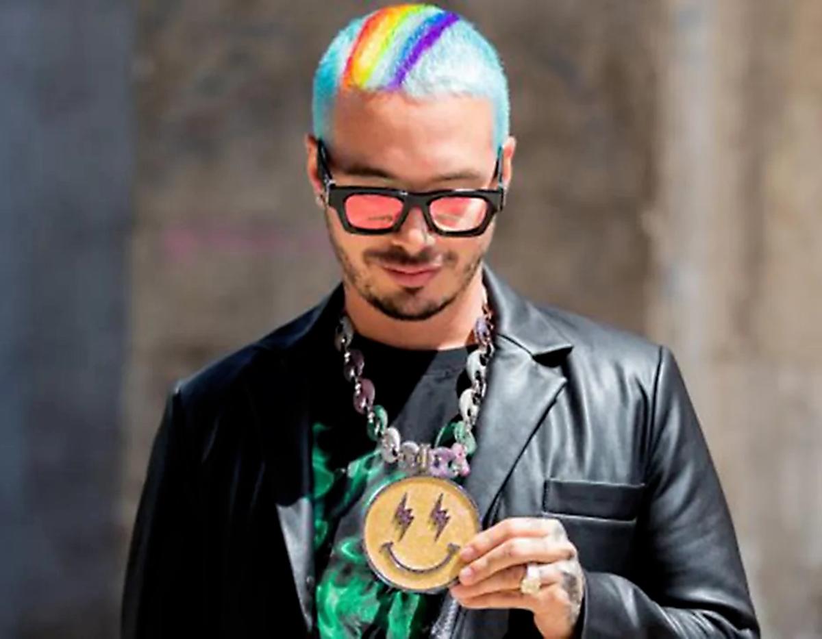Balvin. Cuando le preguntaron al rapero con qué artista tuvo que ser más flexible, él dijo que con la intérprete de ‘Ojos así’. En ese momento, Balvin soltó una carcajada para burlarse.