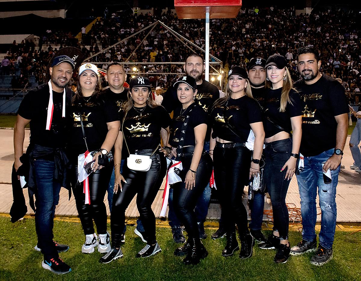 Grupo de amigos que llegaron para disfrutar del concierto de Daddy Yankee.