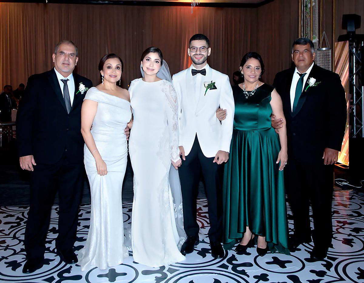 Juan Carlos Cordón, Guadalupe Castillo, los novios con Jeaneth Mejía y Luis Brizuela.