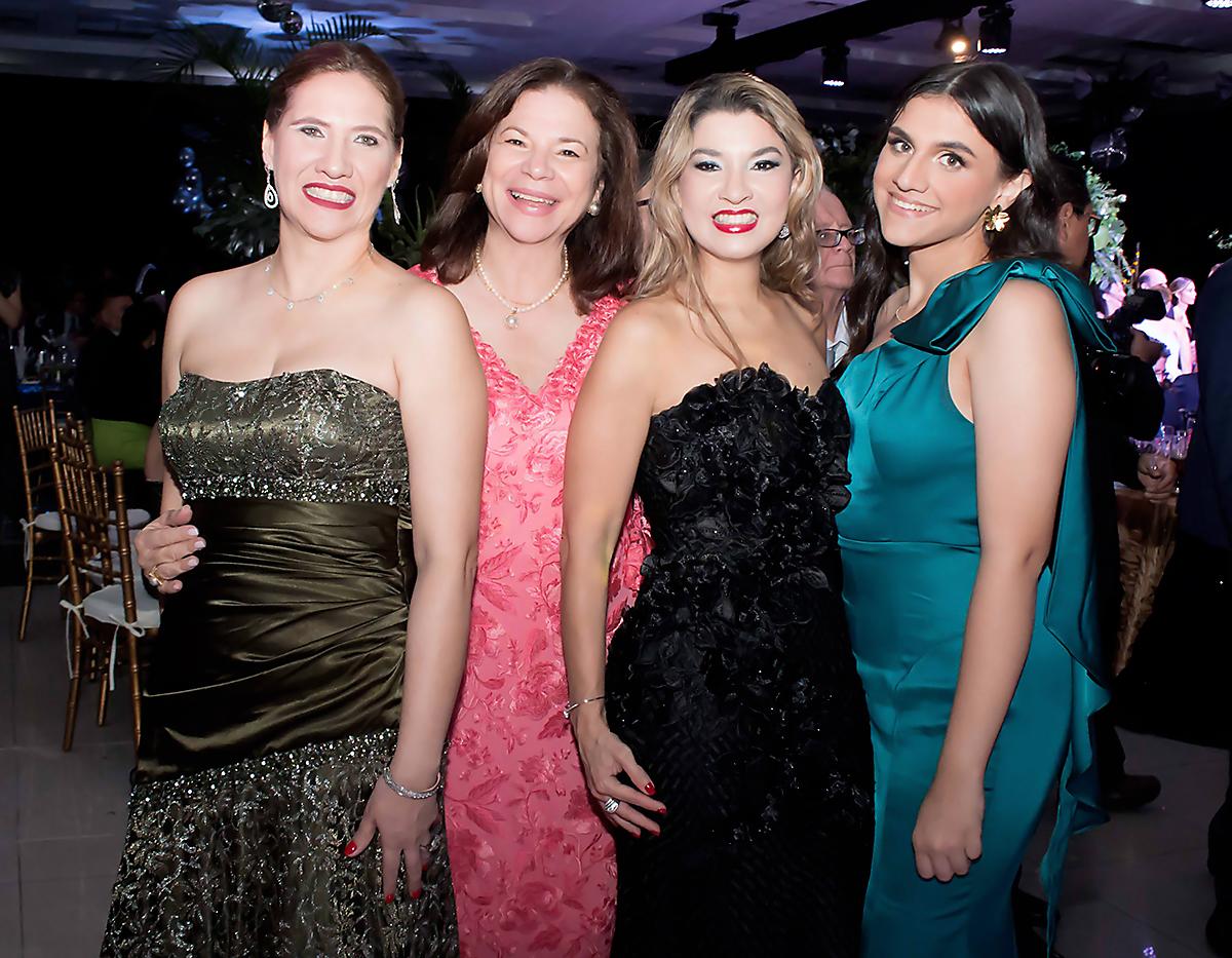 Elena y Mildred Handal con Andrea Sarmiento y Sofía Handal.