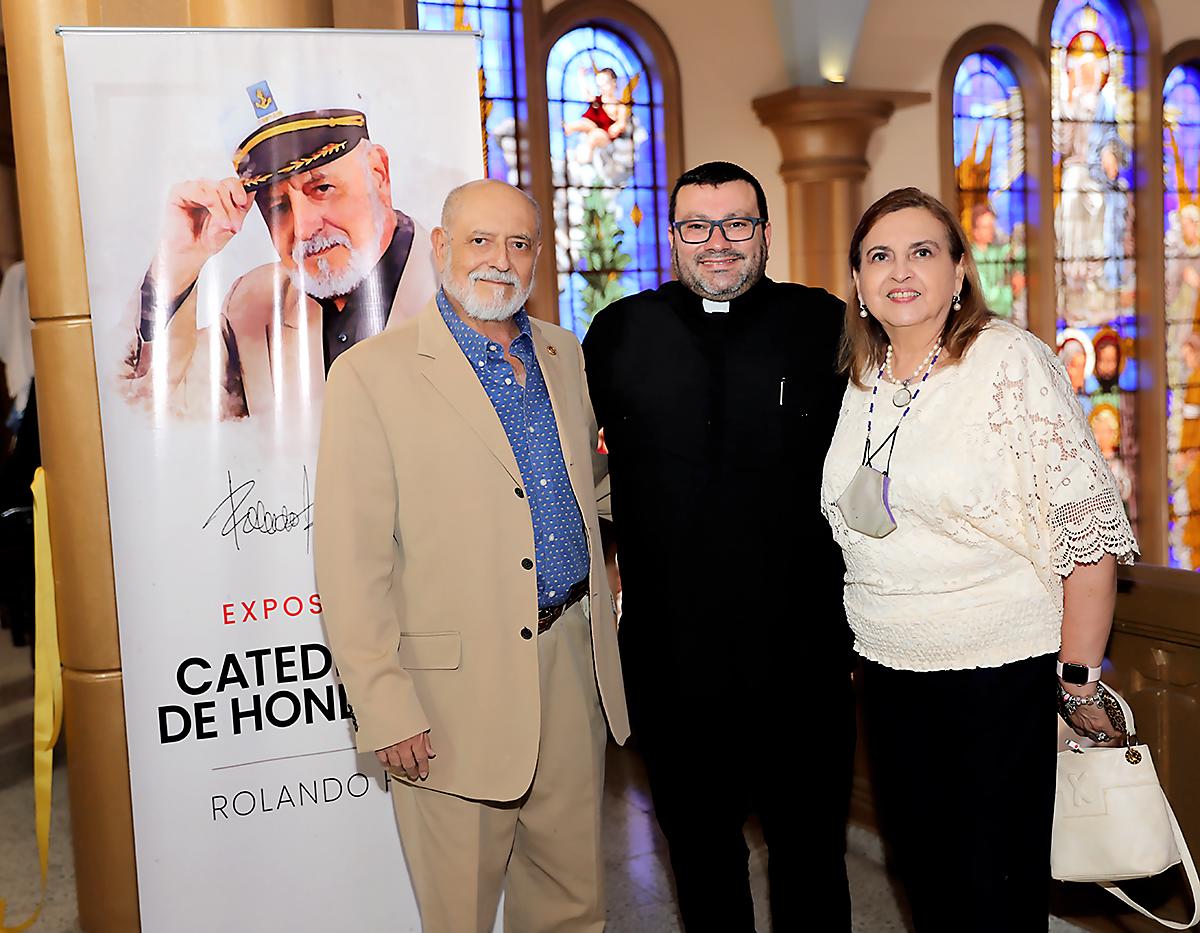Rolando Ríos, padre Carlo Magno Núñez y Doraydee de Ríos.