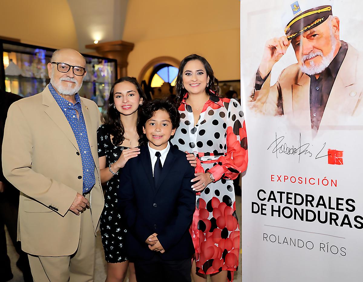 Rolando Ríos, Sofía Reyes, Luis Reyes y Valeria Ríos. 