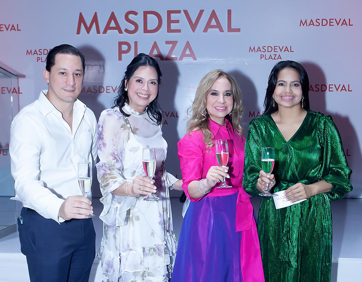 Carlos Mendoza, Claudia Mcnab, Laura Blanco y Karen Méndez.