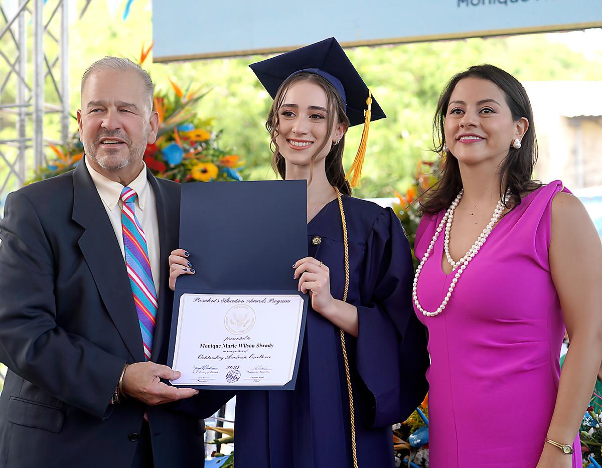 El final de un viaje inolvidable! Los seniors 2024 de Discovery School celebraron su graduación en un ambiente lleno de logros y sueños realizados. En una emotiva ceremonia, los jóvenes recibieron sus títulos de high school, acompañados de diversos premios a la excelencia académica y personal. La ocasión fue un reflejo de su arduo trabajo, dedicación y las esperanzas que tienen para el futuro.
