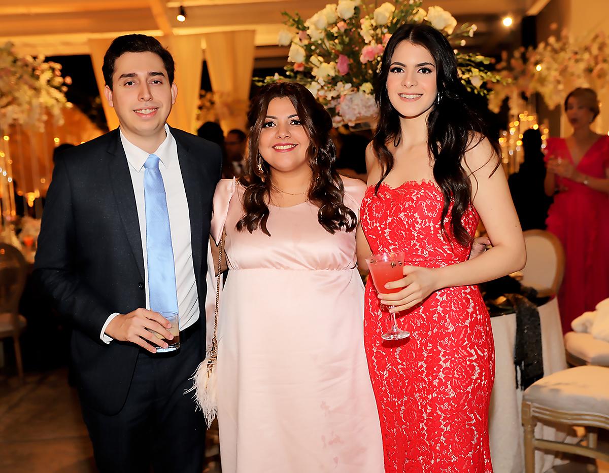 Carlos Fernández, Sofía Guzmán y Mimi Helal