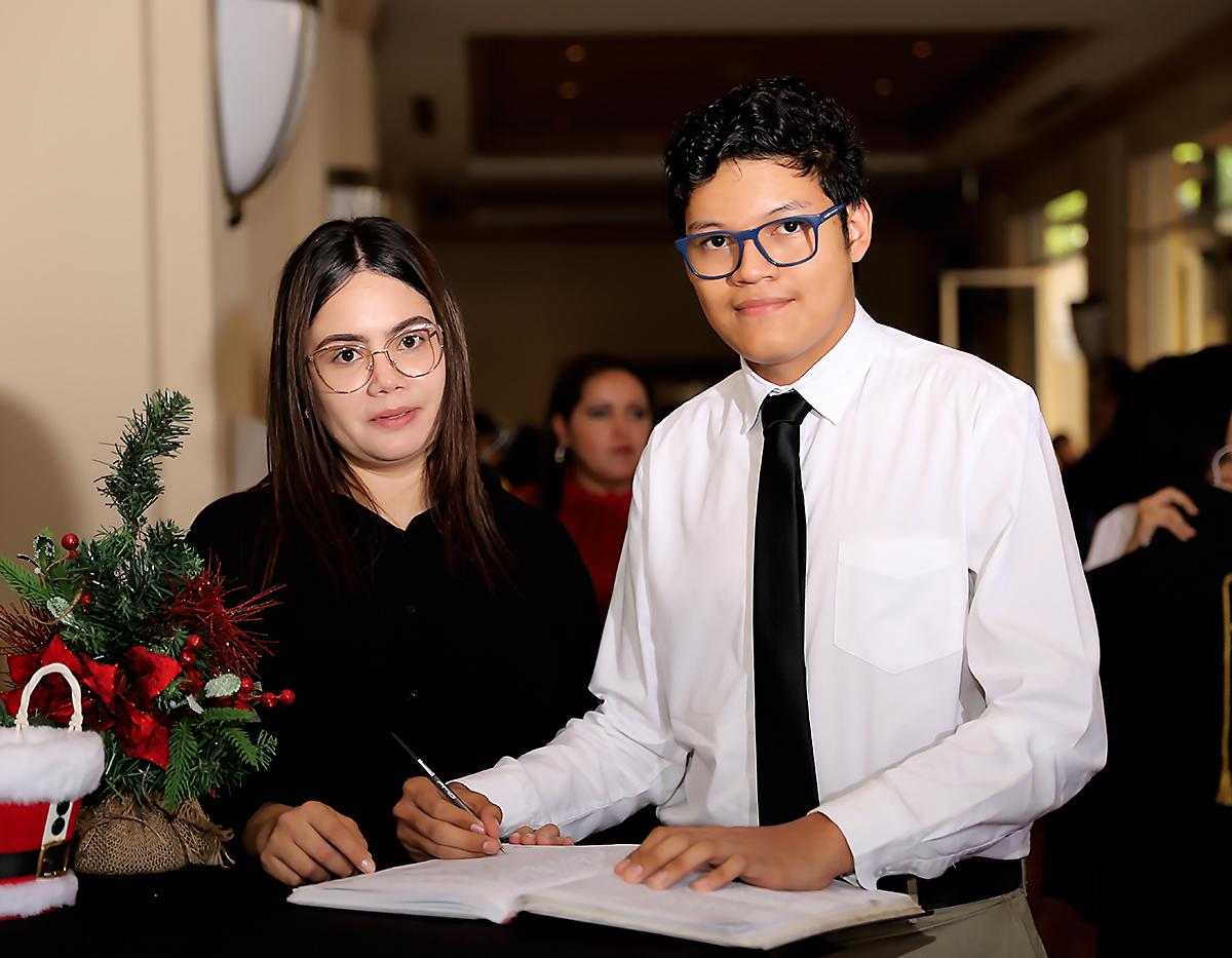 Firma de acta de los Senior 2023 de la Lincoln School