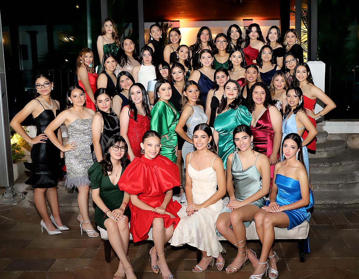 Las alumnas de la clase 2023 de Macris School posan sonrientes esa noche de fiesta