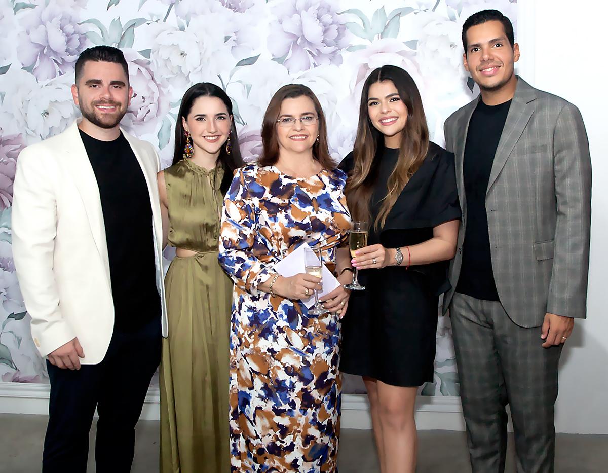 Luis Diego, Julissa, Ana y Ana Raquel Maradiaga con Humberto Salgado.