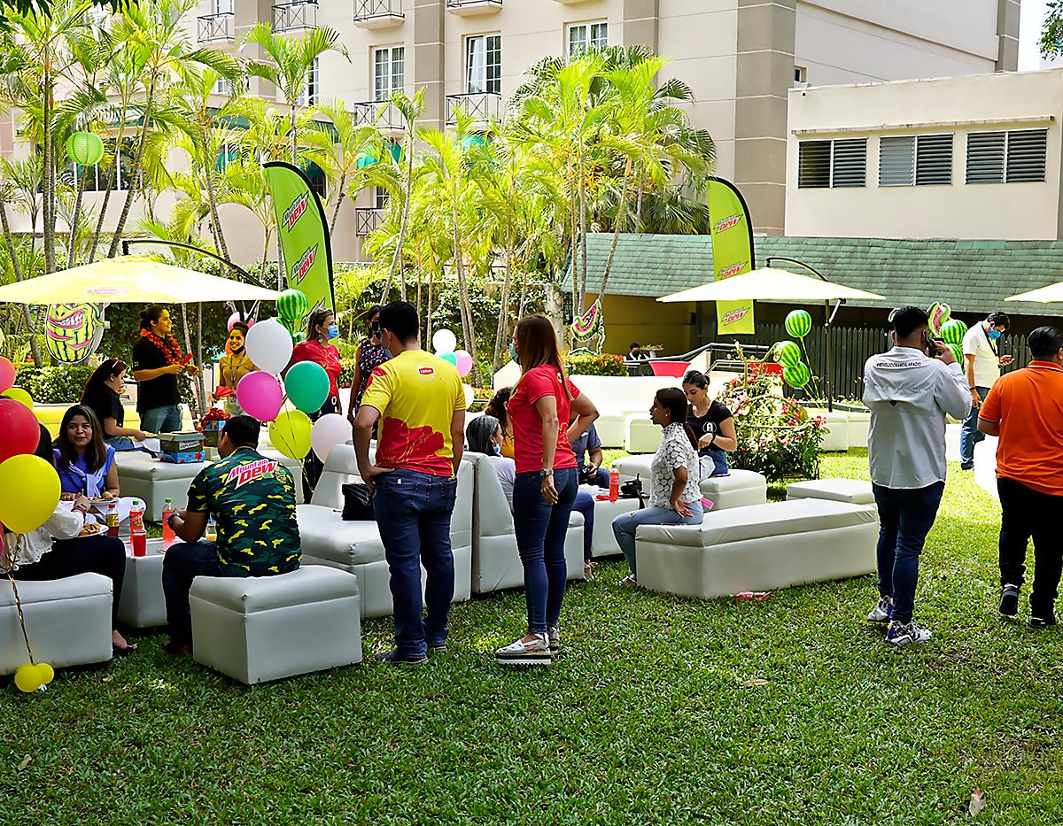 Alegre ambiente en el que se desarrolló el lanzamiento de los nuevos productos de Lipton y Mountain Dew.