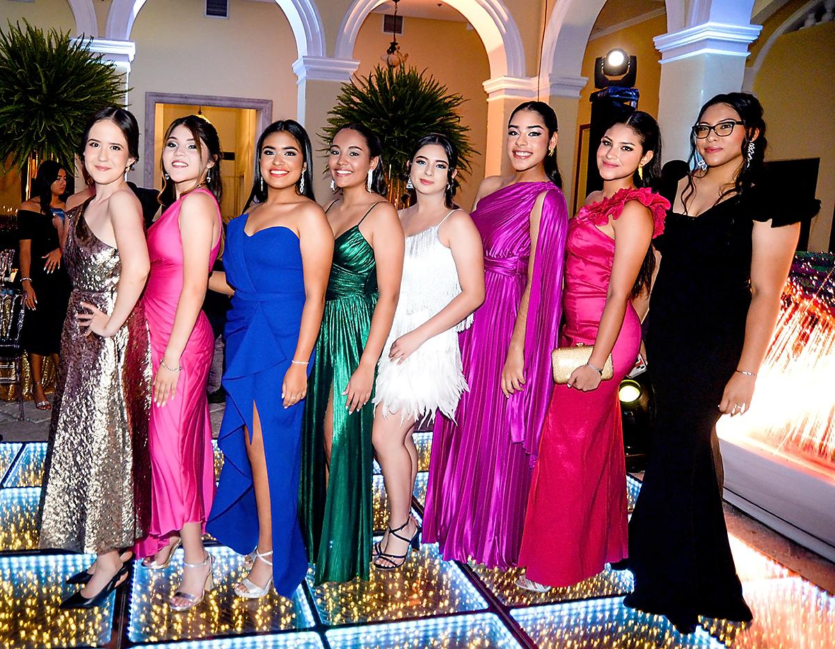 En una noche deslumbrante, el centro histórico de Tegucigalpa cobró vida cuando la generación 2024 de DelCampo School celebró su tradicional Senior Dinner. Con atuendos de ensueño, los jóvenes llegaron al Museo de la Identidad Nacional para disfrutar de esta dulce actividad antes de su graduación en junio. Durante la velada, los estudiantes aprovecharon para rememorar momentos memorables, capturar fotografías, dejarse llevar por el ritmo de la música y celebrar con gran entusiasmo.