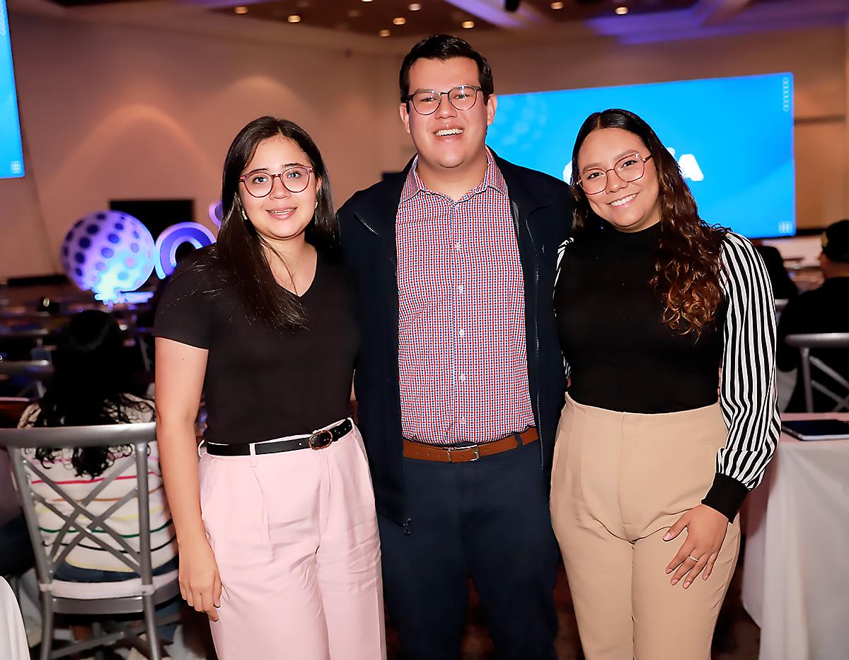 Karen Zúniga, Juancarlos Gutiérrez y Katherine Dubois. 