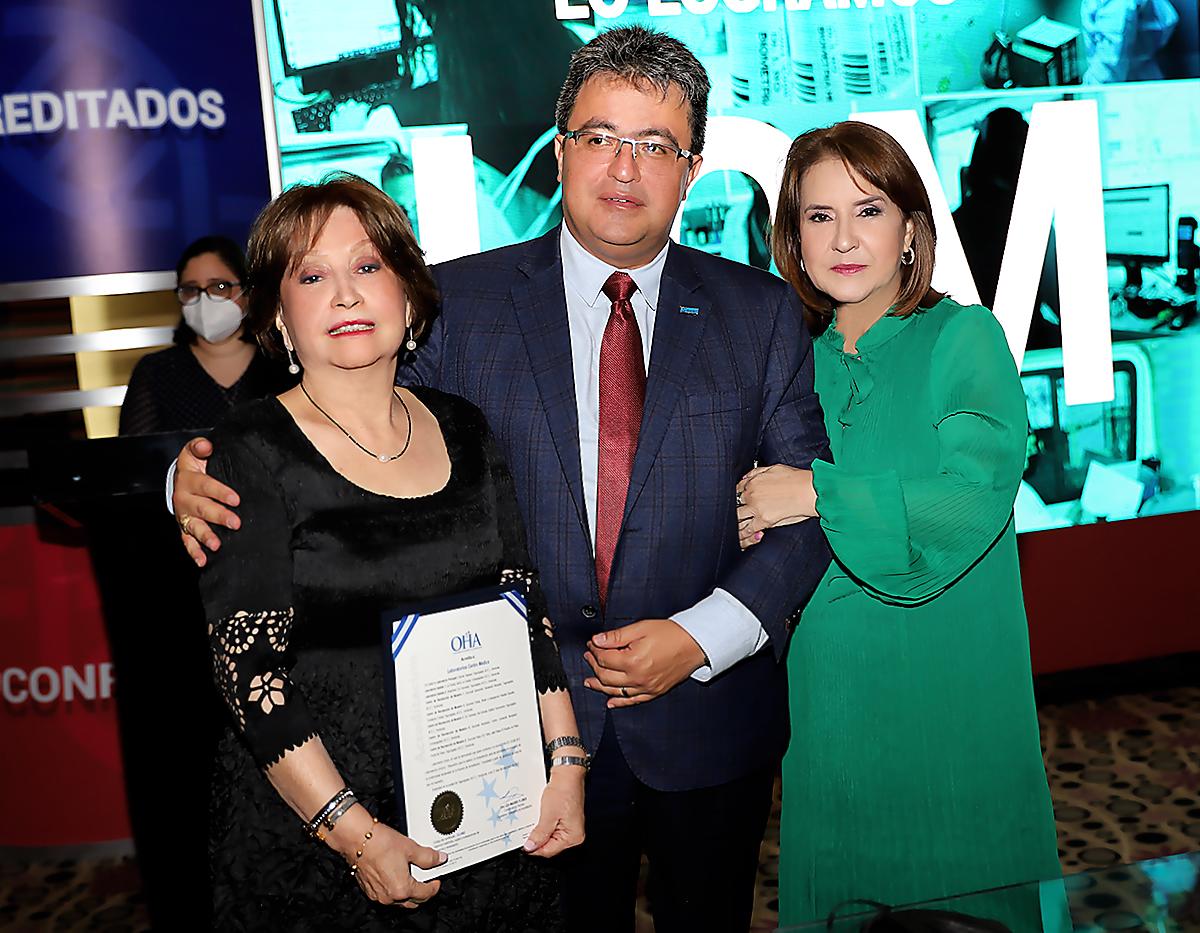 Dra. Annabelle Ferrera, Dr. Klever Saenz y Dra. Ivette de Rivera
