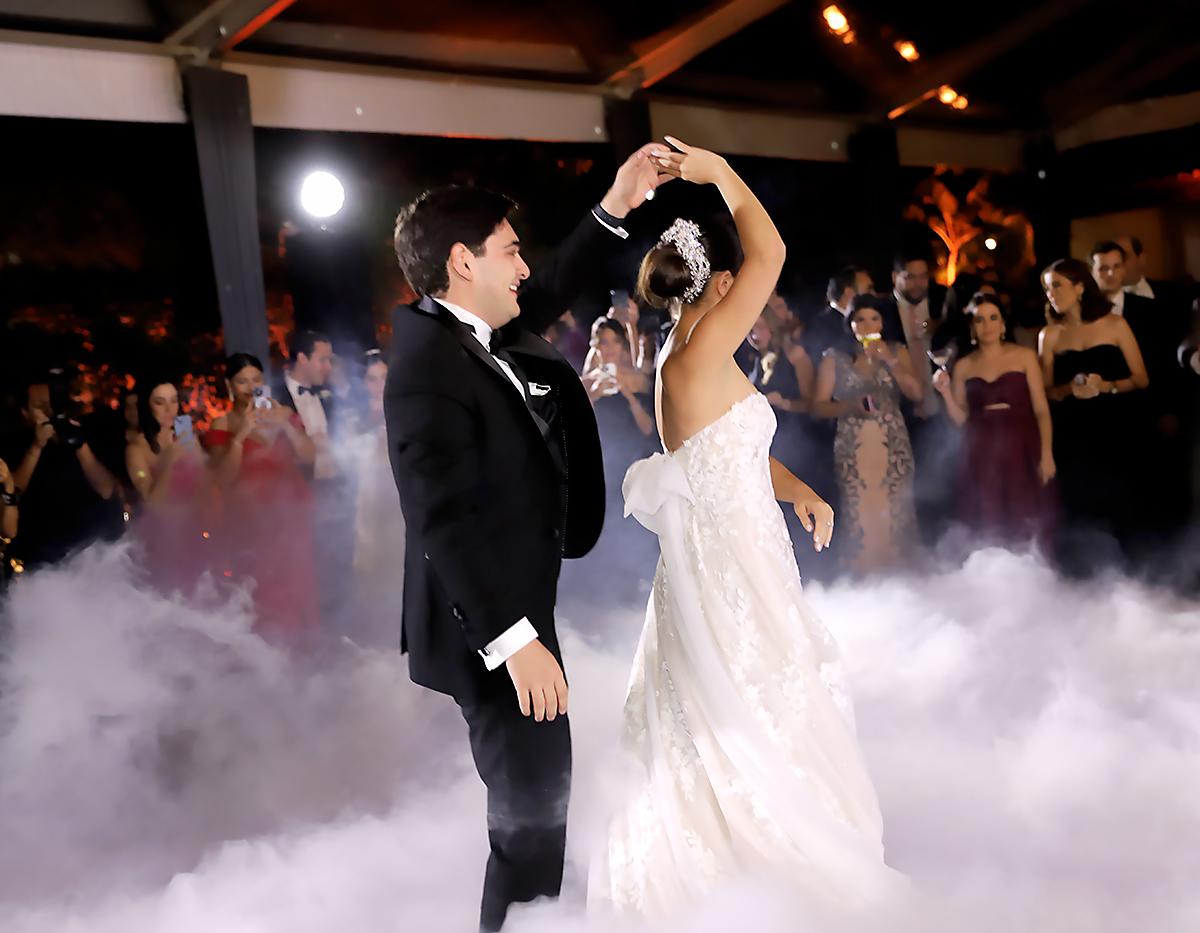 Su primer baile como esposos “Contigo” de Carla Morrison