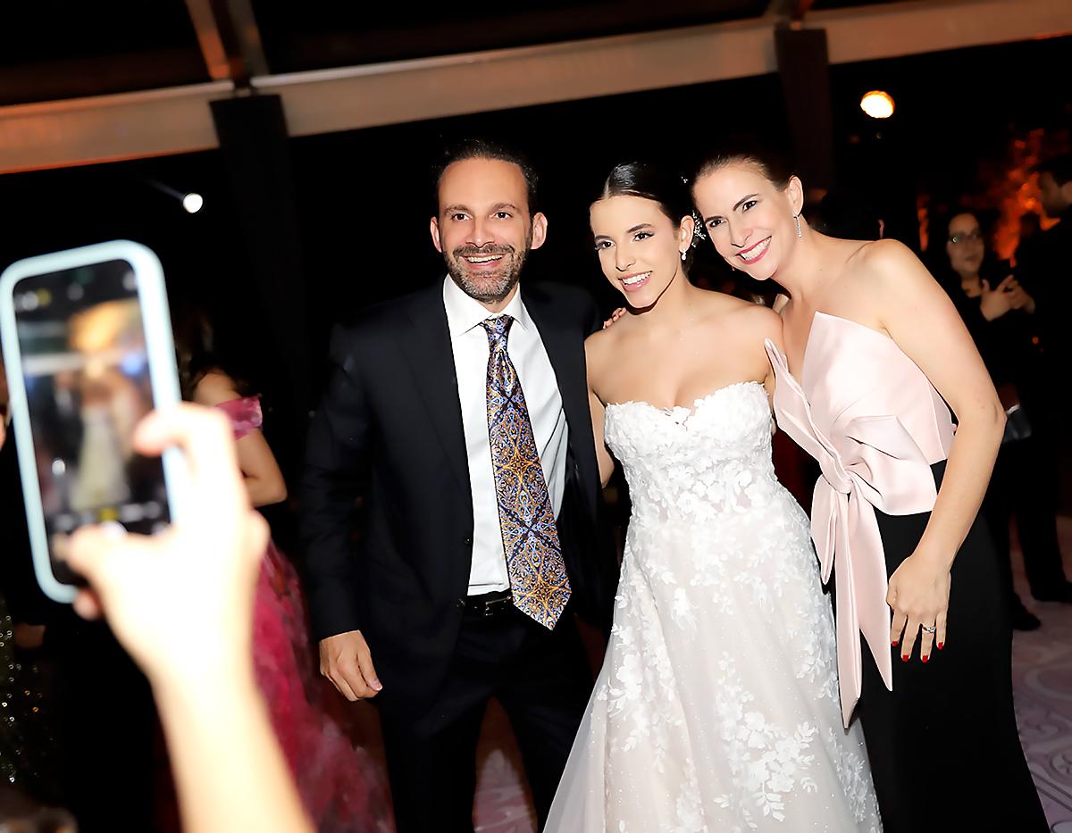 La novia con Míguel y Lucia Nasser