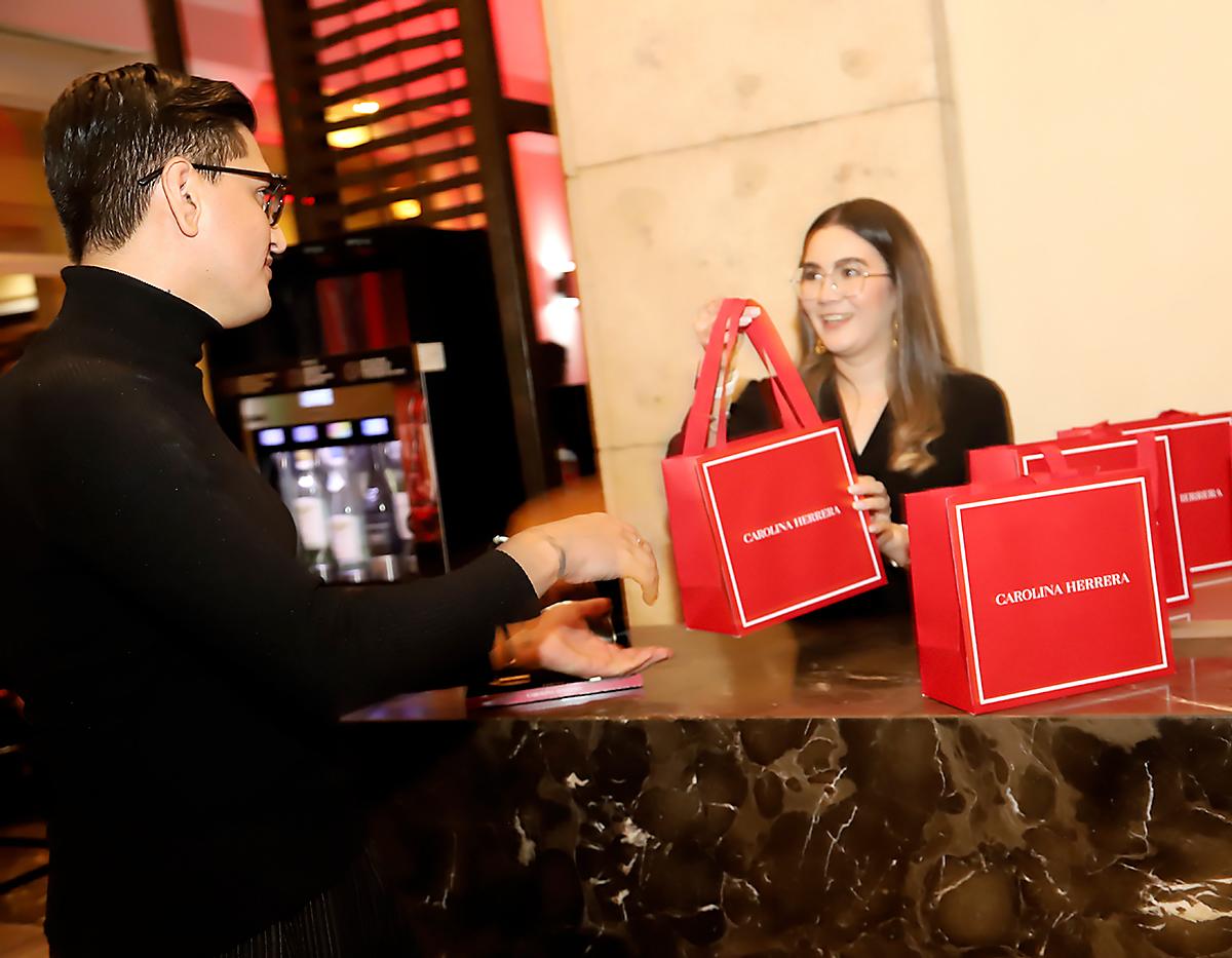 Los invitados recibieron goodie bags by Carolina Herrera