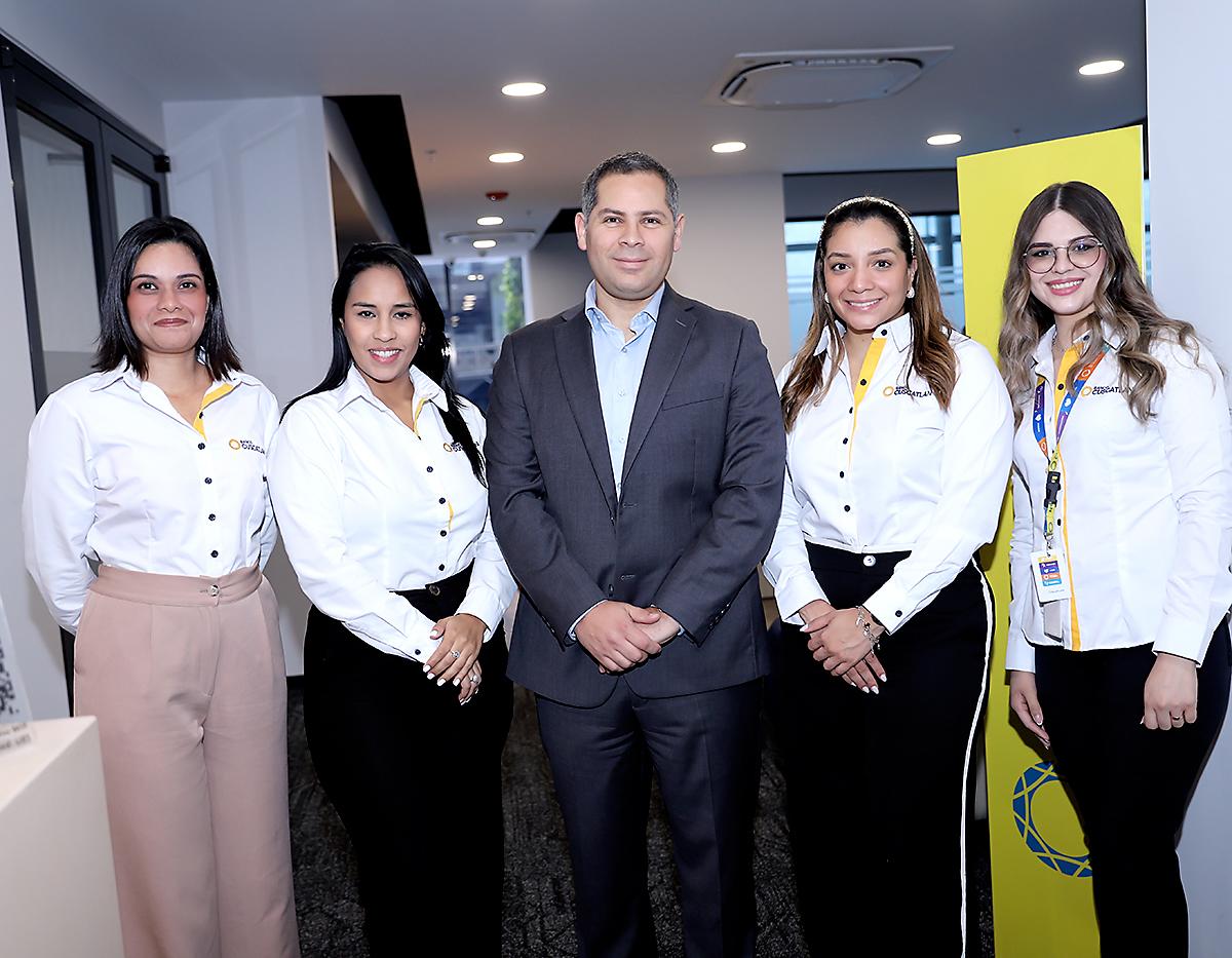 Larissa Cálix, Heydy Obando, Mauricio Barrientos, Emily Zelaya y Aylyn Paz.