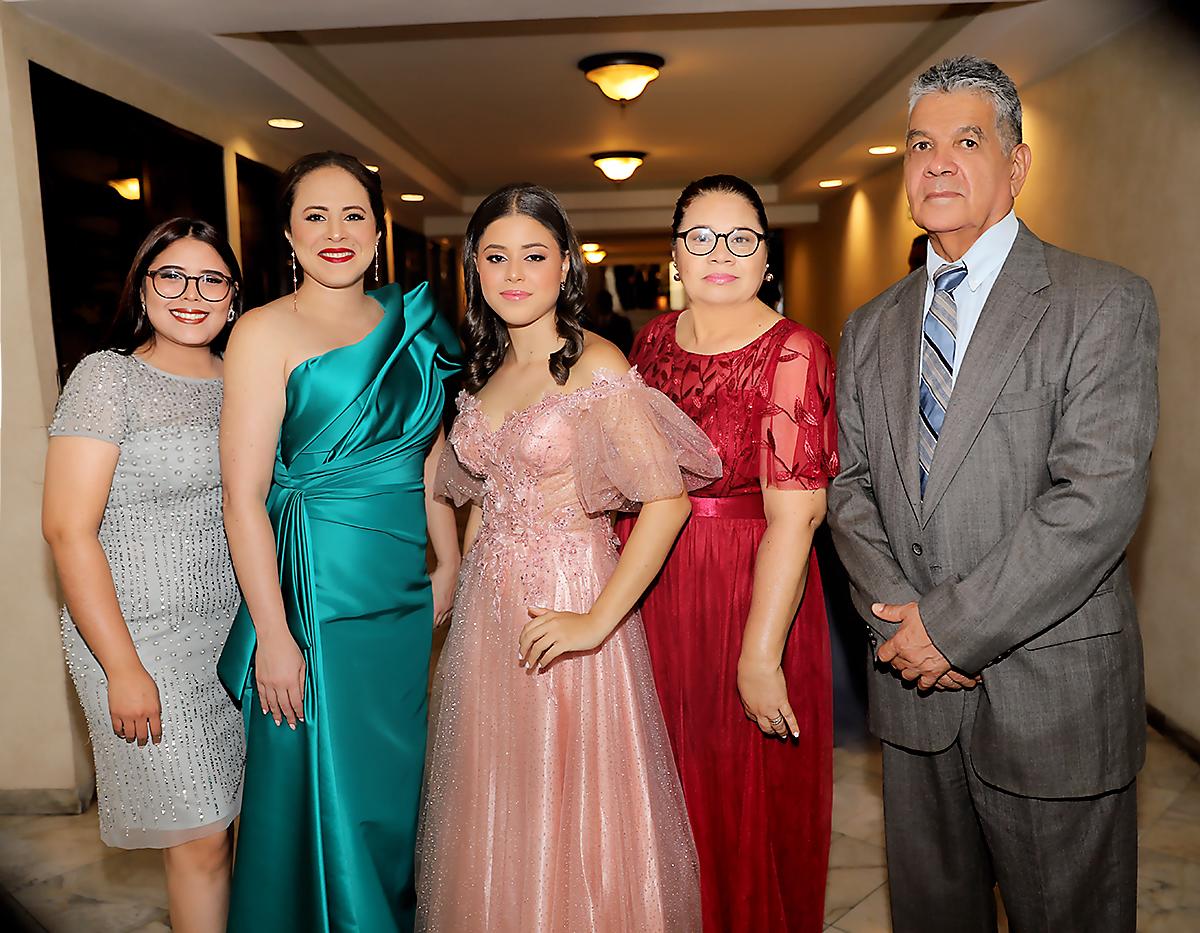 Yuliana Abate, Paola Anariva, Isabella Azcona Anariva, Margarita Gonzáles y Ricardo Abate