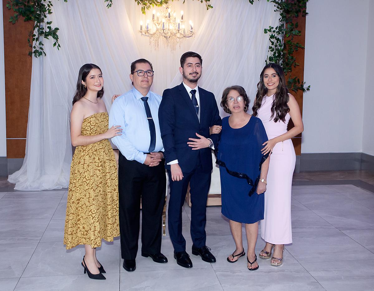 Cinthia, Juan Carlos Pineda, Juan Carlos jr. la abuela Yolanda Luque y Joselyn Pineda.