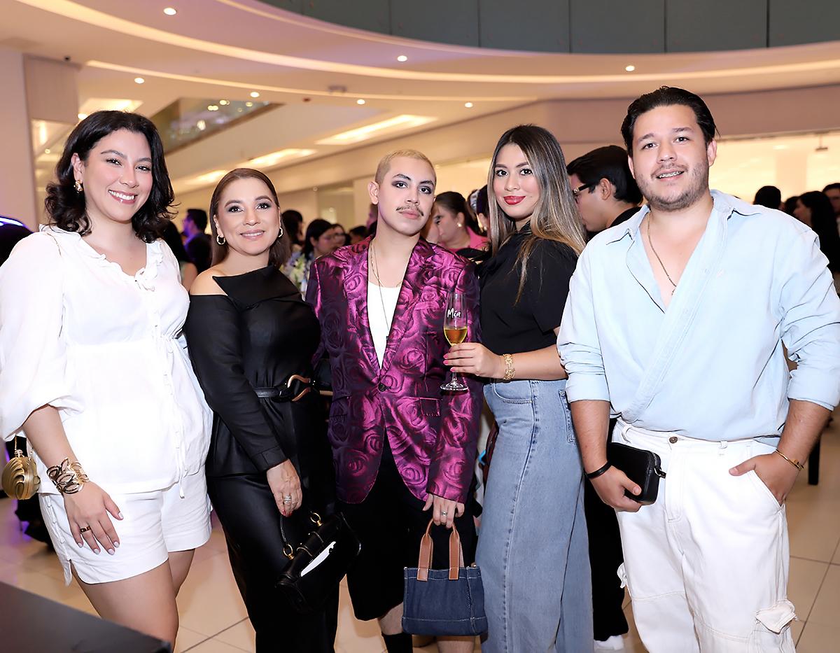 Tali Espinoza, Sandra Noguera, Erick Molina, Isabella Rivas y Andrés García.