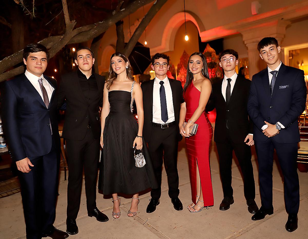 El Senior Dinner 2025 de la Escuela Americana de Tegucigalpa fue el escenario perfecto para celebrar los logros y la amistad de la generación próxima a graduarse. En una velada llena de elegancia y emoción, los seniors compartieron risas, recuerdos y palabras de agradecimiento con sus compañeros, familiares y docentes. Aunque el gran cierre aún está por llegar con la esperada prom, esta cena marcó un momento especial en su camino hacia el final de su etapa escolar.