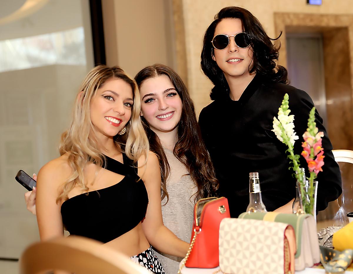 Sofia F Clare, Viviana Mena y Derek Kattan 