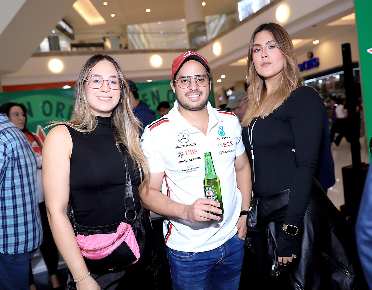 Daniela Castro, Roberto Farías e Isabella Castro. 