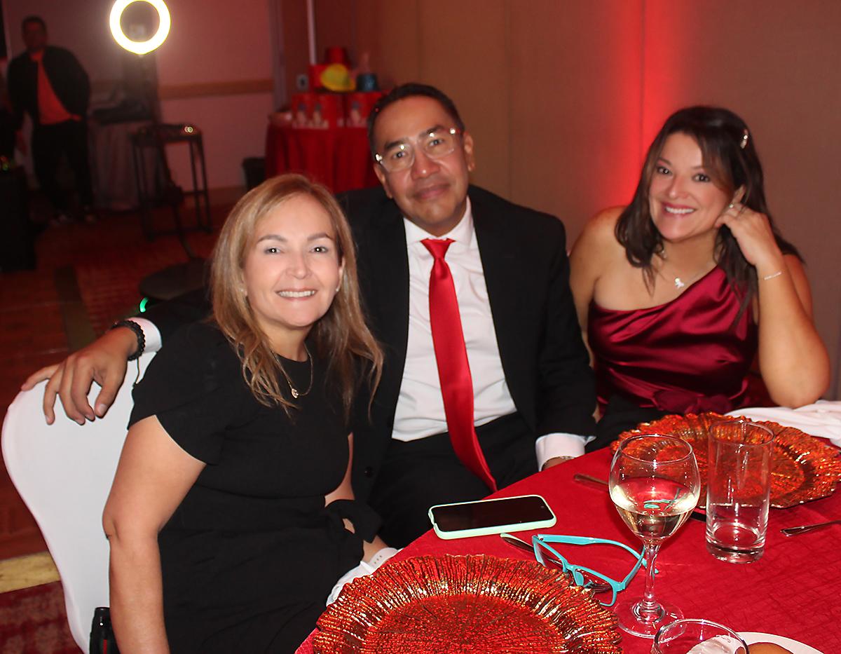 Gloria Hurst, Luis Carlos Romero y Ana Cueva Hancock