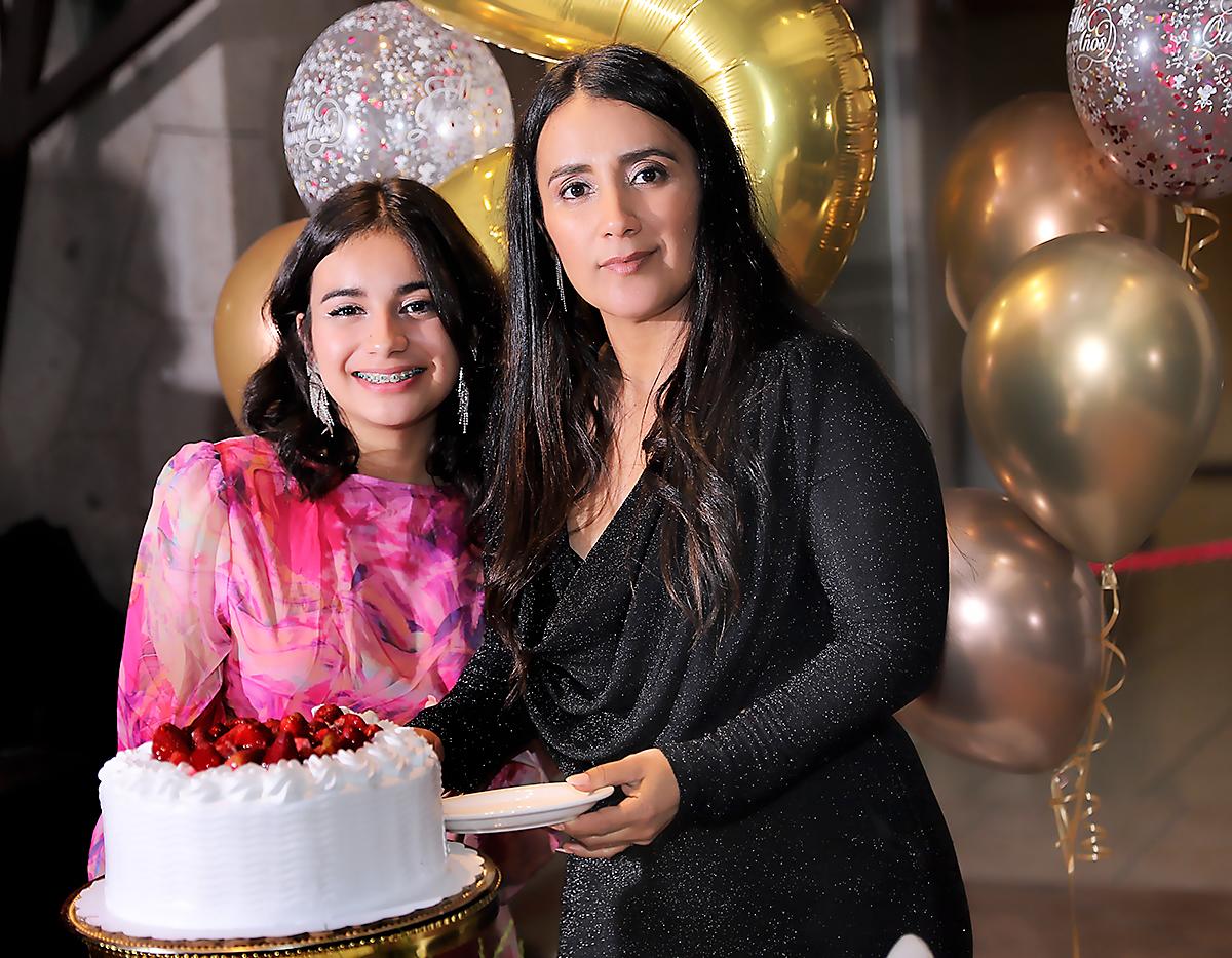 La feliz cumpleañera con su madre Silvia Hernández