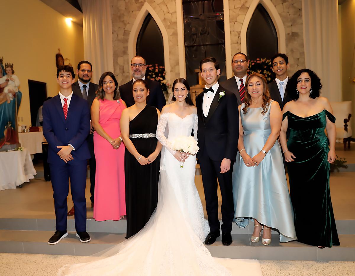 Santiago Burgos, Melisa Burgos, Marisela Burgos, René Portocarrero, Samira Kafati, Paolo Burgos, Armando Burgos, Maribel Acevedo, Alejandro Burgos y Liliana Villeda