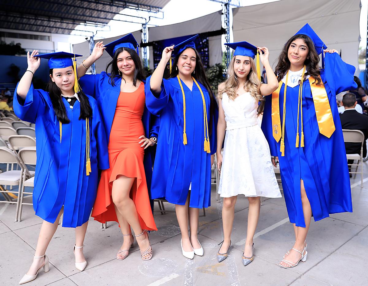 Qiting Huang, Mia Aguilar, Mónica Messen, Natalia Cáceres, y María Fernanda Rodríguez