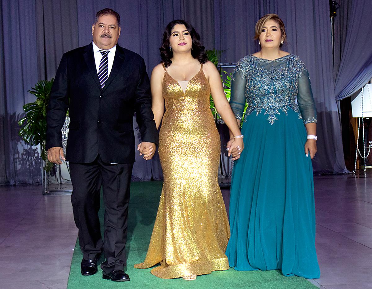 Miguel, Andrea Raquel y Gloria Posadas.