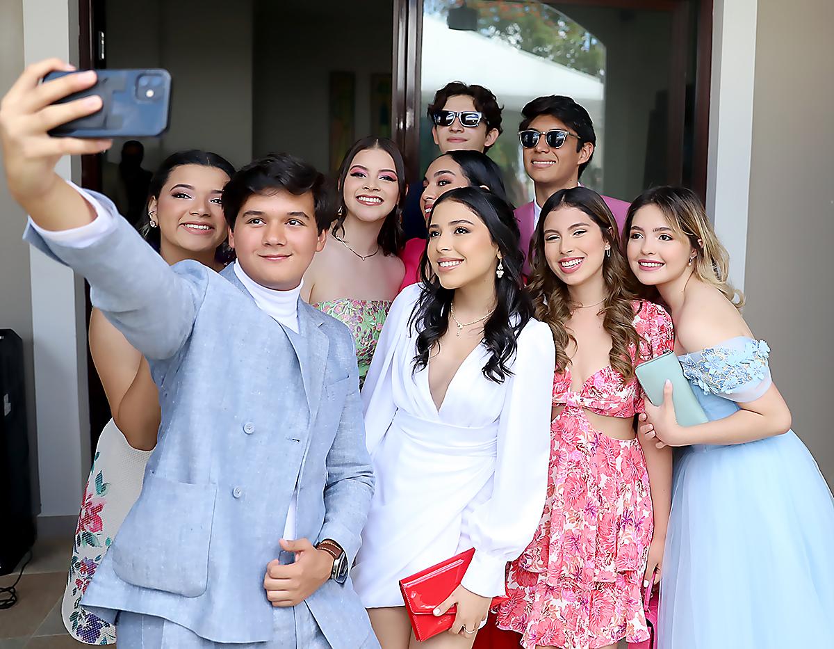 Con mucha emoción los seniors 2023 de la Escuela Americana realizaron su tradicional desayuno entre risas, recuerdos y selfies. 
