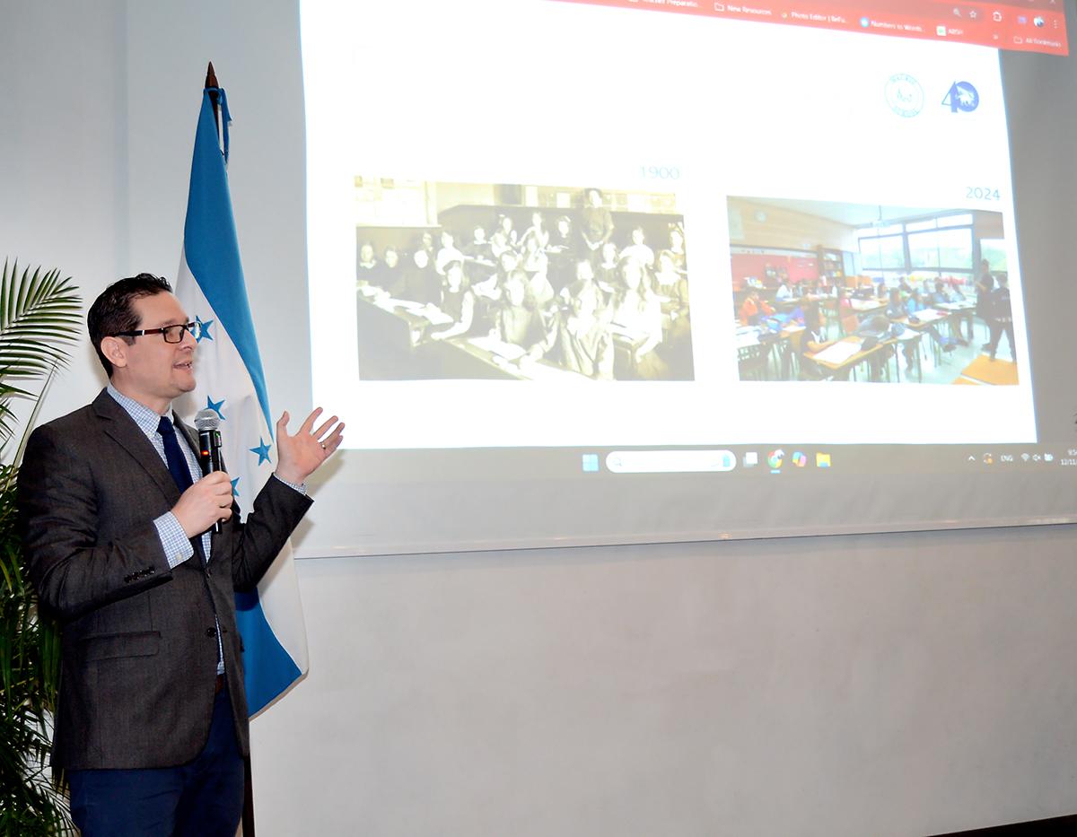 Michael Peabody, Superintendente de Macris School, presentó el contexto del Learning Center y los planes futuros del campus, subrayando cómo este espacio refleja el compromiso de Macris con la innovación y la creación de oportunidades de aprendizaje significativas.