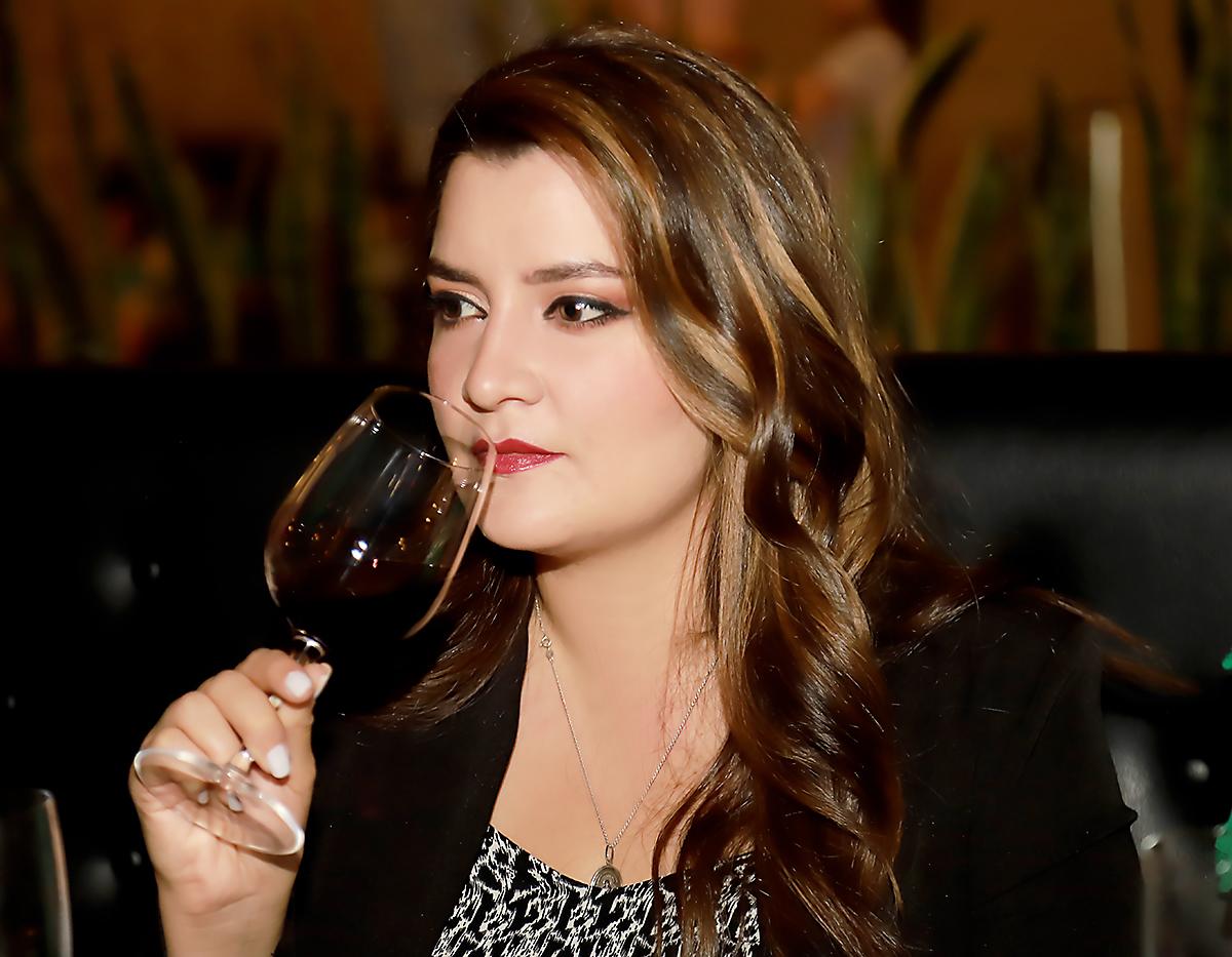 Este Montes Alpha Cabernet Sauvigmon en nariz se muestra complejo. Destaca por sus aromas a frutos negros maduros donde distinguimos aromas a higos y moras. Notas a licor de casis resaltan aún más dicho perfil. Especies como pimienta cayena aparecen sobre un fondo con marcados aromas a chocolate bitter, el cual envuelve con maestría a las suaves fragancias que recuerdan al cuero y tabaco.
