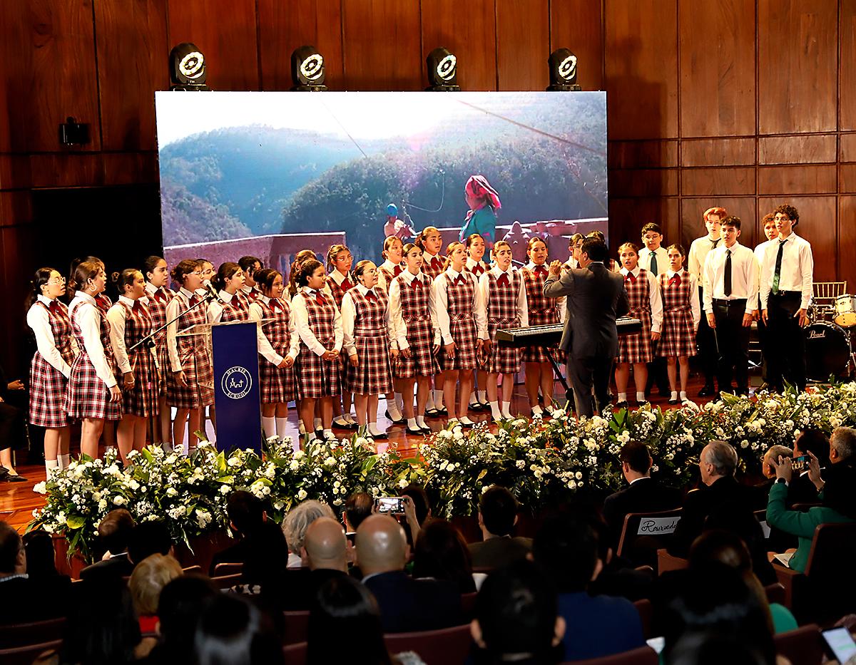  La velada reunió a distinguidos invitados, entre ellos representantes del cuerpo diplomático, así como a familias, docentes y ex alumnos que han sido parte de esta gran comunidad educativa y que disfrutaron las presentaciones artísticas de los estudiantes de Macris.