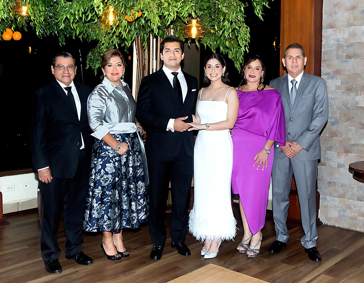 Ana Leiva, Diego Sikaffy con Alejandra, Alicia y Alberto Bográn.