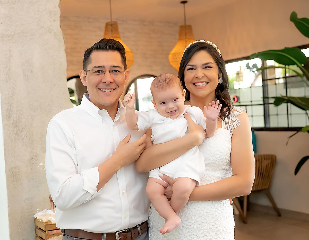 Jesús y Paola Vásquez de Solano con Christian André Valladares.