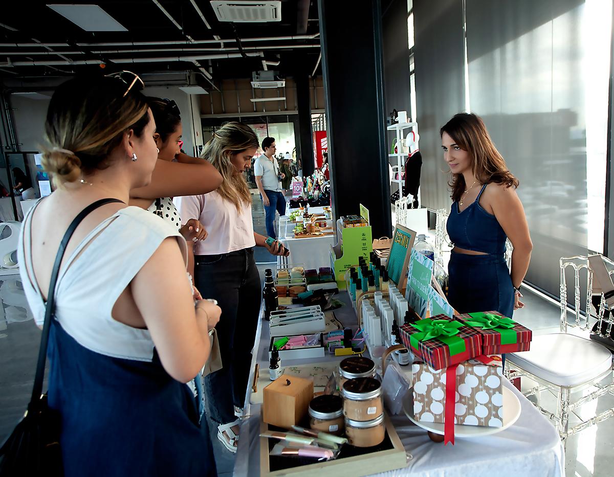 Roxana Díaz con su emprendimiento esencias terapéuticas Essentia.
