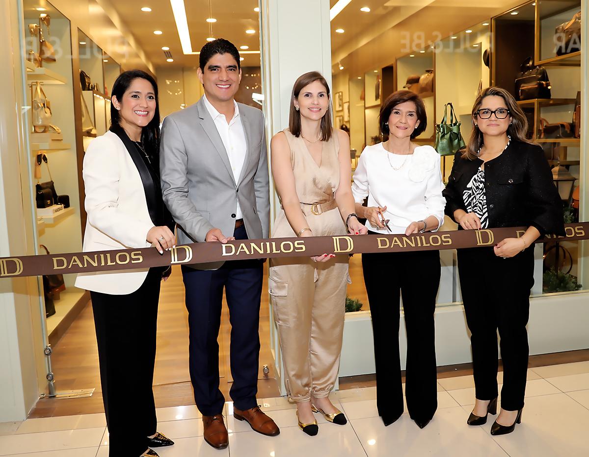 Johanna Martínez, Esteban Martínez, Pamela Cruz, Magda J. de Martínez y Raquel Martínez.