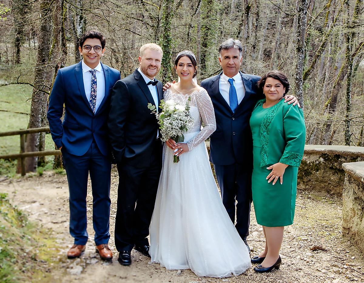 Los novios acompañados de Héctor, César y Maritza Táabora.