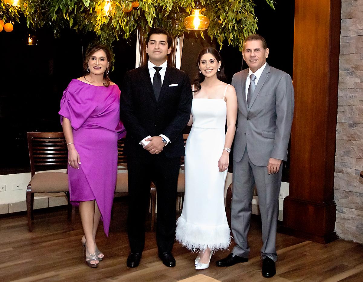 Alicia Bográn, Diego Sikaffy, Alejandra y su padre, Alberto Bográn.