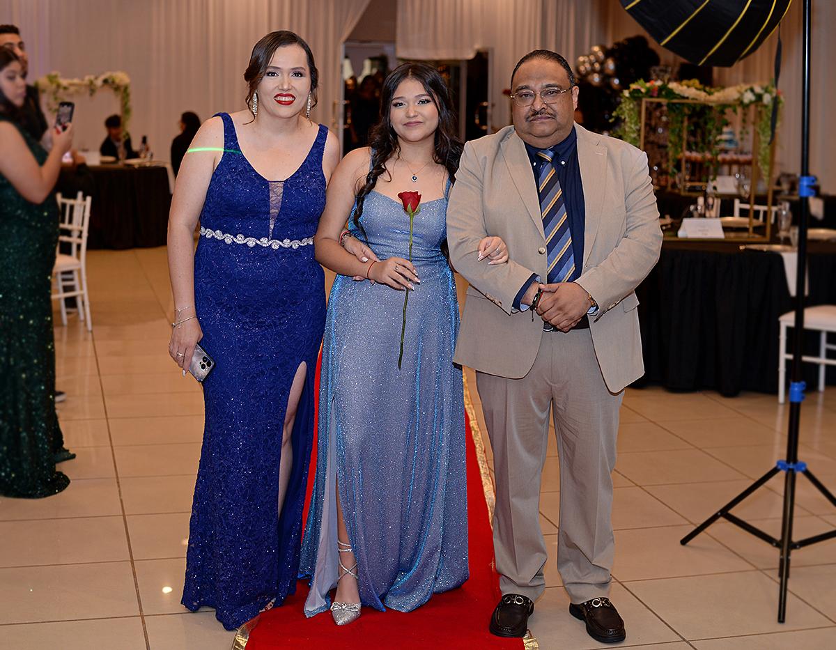 Desfile padres e hijas de la prom 2024 del Instituto María Auxiliadora