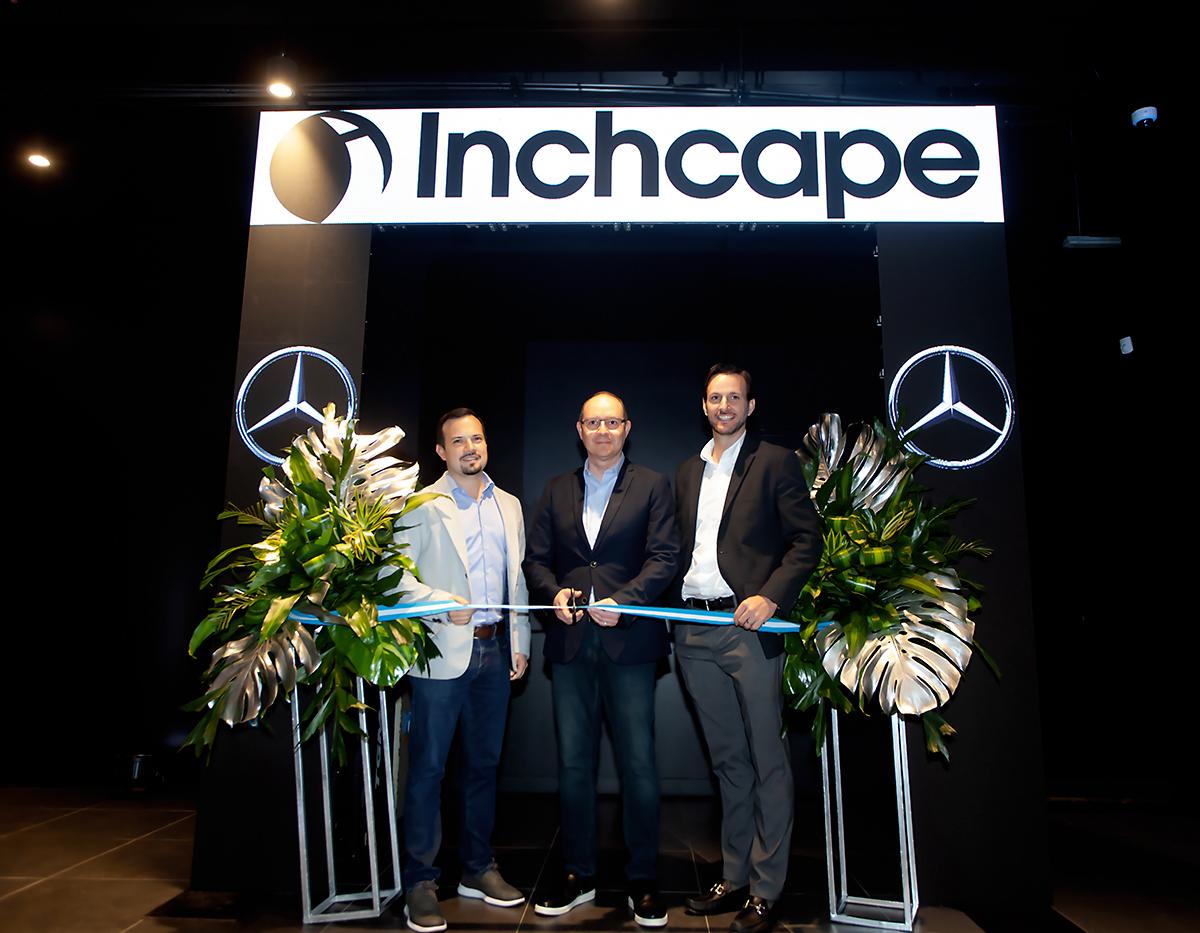 Rodrigo Girón, gerente de postventa, José Napoleón Mariona, director en Inchcape para el Norte de Centroamérica, y Juan Carlos Gutiérrez, gerente comercial de Inchcape para el Norte de Centroamérica, durante el tradicional corte de cinta.