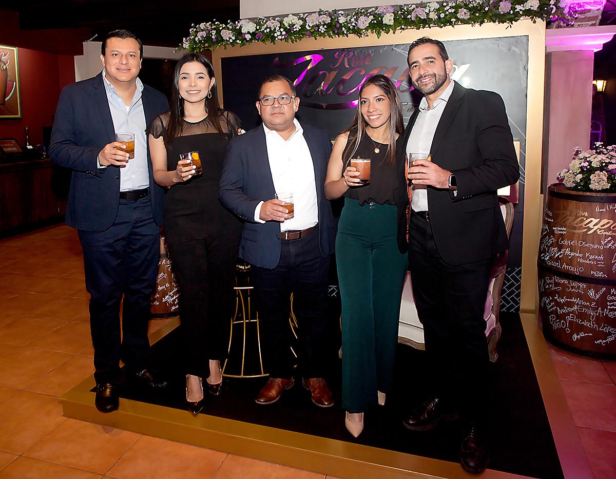 Edwin Oliva, gerente comercial de Licores de Guatemala en Centro y Suramérica, Karina Villanueva, Freddy Reyes, Sara Araque y Rodrigo Fonseca.